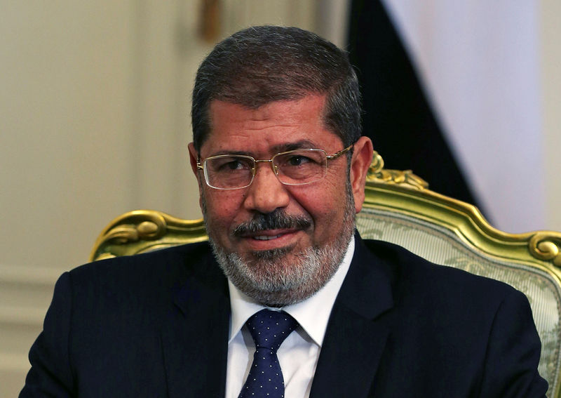 © Reuters. FILE PHOTO: Egypt's President Mursi participates in a meeting with U.S. Defense Secretary Panetta at the presidential palace in Cairo