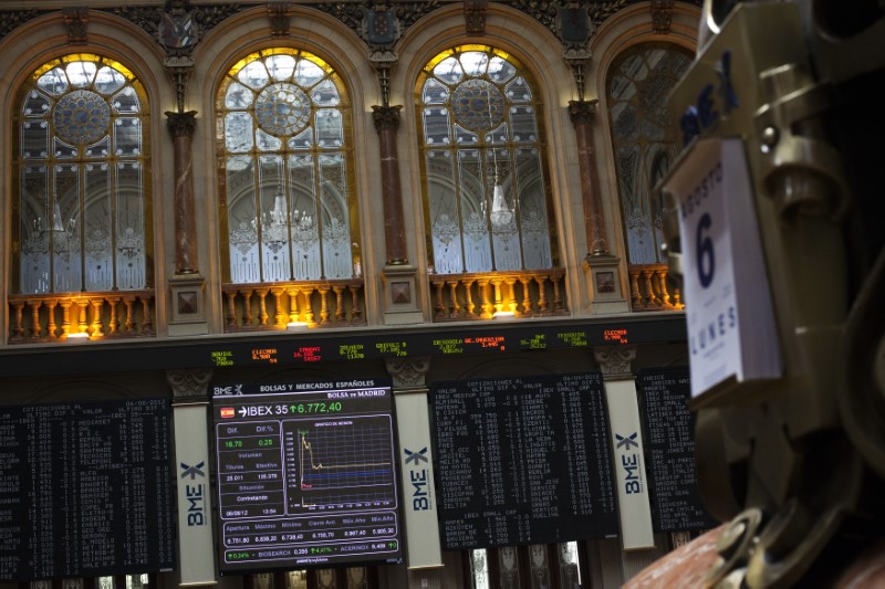 © Reuters. Un panel electrónico muestra la actividad del Ibex en la Bolsa de Madrid el 6 de agosto de 2012