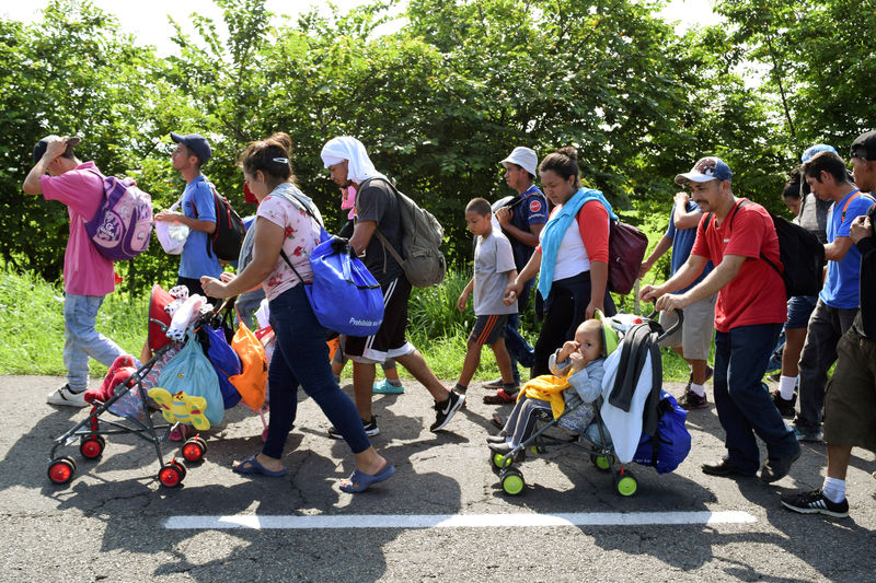 © Reuters. Migrants from Central America walk on a highway during their journey towards the United States, in Ciudad Hidalgo