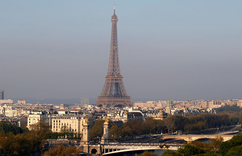 © Reuters. FILE PHOTO: General view of the Eiffel tower behind the Seine river in Paris