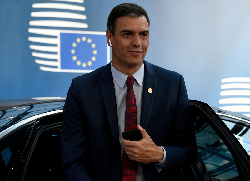 © Reuters. FILE PHOTO: Spain's acting Prime Minister Pedro Sanchez arrives at a European Union leaders summit in Brussels