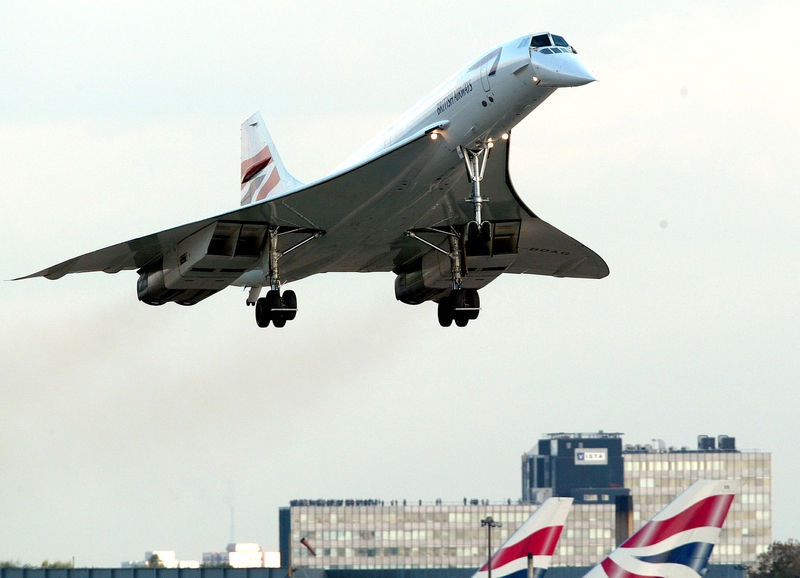 © Reuters. FILE PHOTO: The last British Airways passenger Concorde flight lands at London's Heathrow airport from New York,..