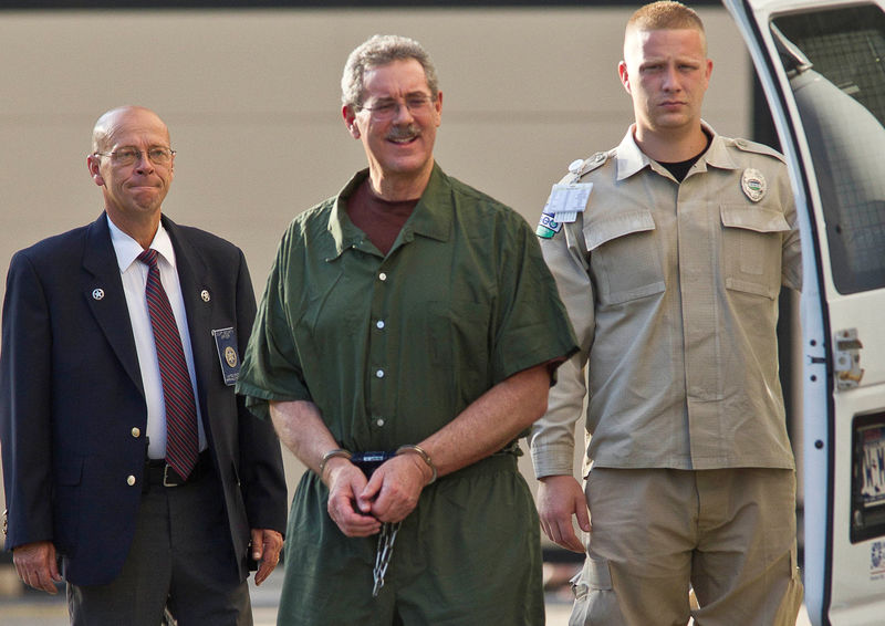 © Reuters. FILE PHOTO: Convicted financier Allen Stanford arrives at Federal Court in Houston for sentencing.