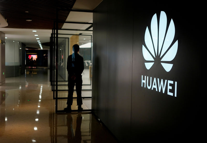 © Reuters. FILE PHOTO: A Huawei company logo is seen at a shopping mall in Shanghai