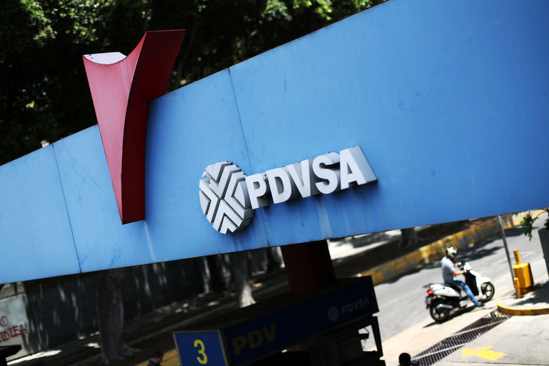 © Reuters. A state oil company PDVSA's logo is seen at a gas station in Caracas
