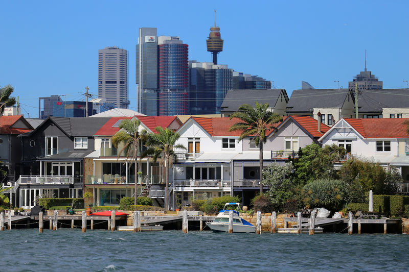 © Reuters. FILE PHOTO: Residential properties line the Sydney suburb of Birchgrove in Australia