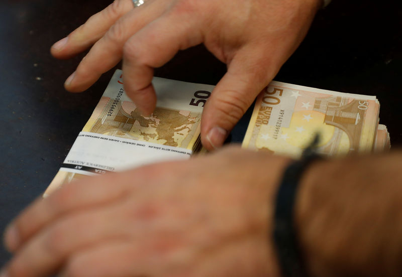 © Reuters. An employee sorts 50 Euro banknotes at the Money Service Austria company's headquarters in Vienna