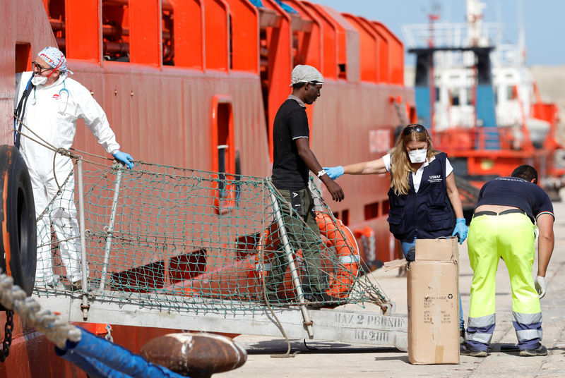 © Reuters. Un migrante desembarca en el puerto de Pozzallo, en la isla de Sicilia