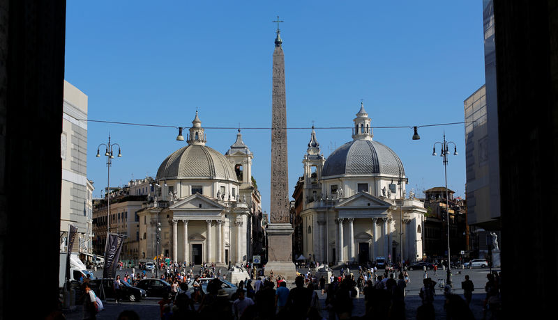 © Reuters. FILE PHOTO: People walk in the Popolo's Square in Rome