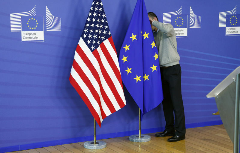 © Reuters. A worker adjusts EU and U.S. flags at the start of the 2nd round of EU-US trade negociations at the EU Commission headquarters in Brussels