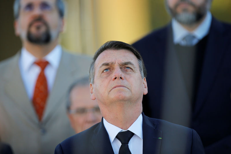 © Reuters. Presidente Jair Bolsonaro durante cerimônia de hasteamento da bandeira no Palácio do Planalto