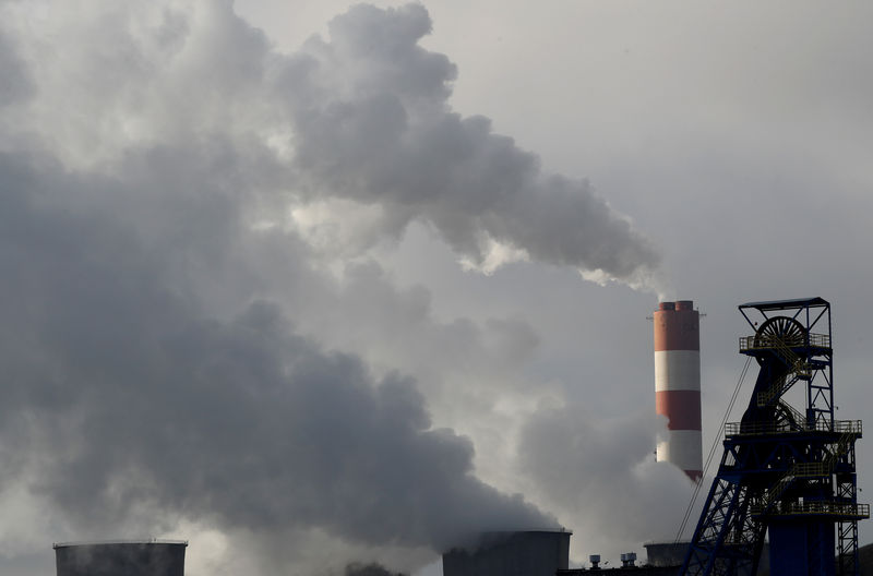 © Reuters. FILE PHOTO: Chimney of Laziska Power Station, a thermal power plant, is seen behind Boleslaw Smialy Coal Mine in Laziska Gorne