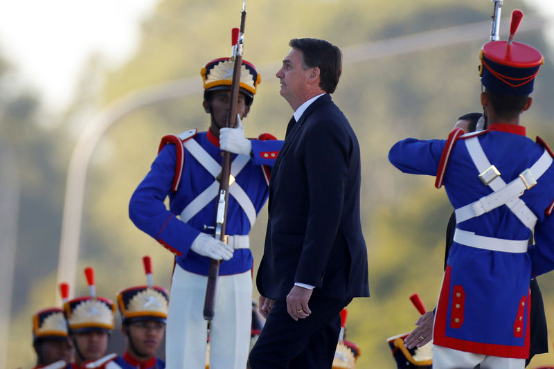 © Reuters. Presidente Jair Bolsonaro após cerimônia de hasteamento da bandeira no Palácio do Planalto