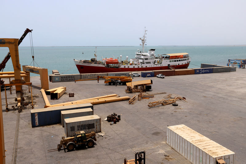 © Reuters. مصادر: الحوثيون سيسمحون للأمم المتحدة بتفتيش السفن في الحديدة