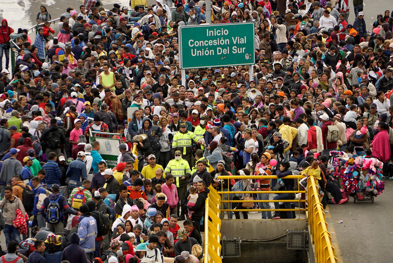 © Reuters. FILE PHOTO: Venezuelans gather to cross into Ecuador from Colombia, most of them trying to reach Peru as one of the most welcoming destinations for migrants in South America