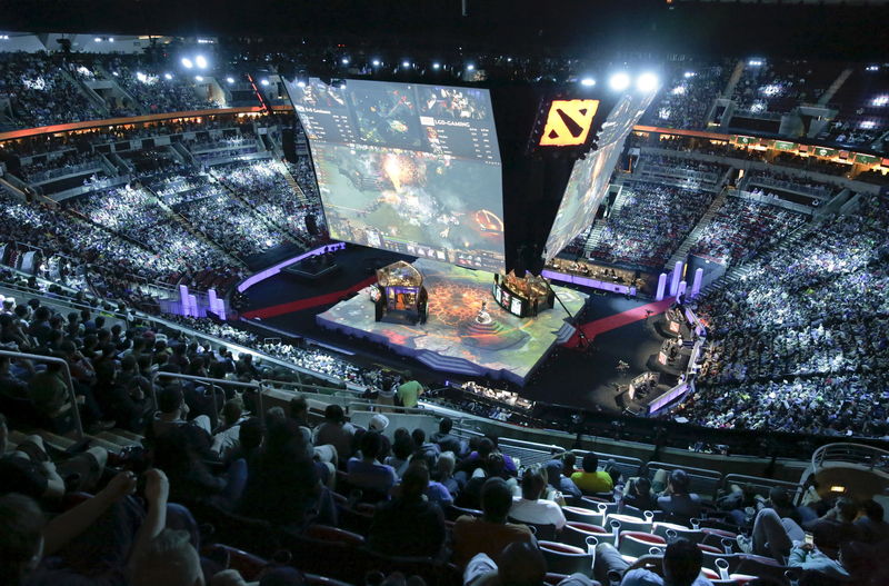 © Reuters. FILE PHOTO: Fans watch a multi-player video game competition during The International Dota 2 Championships at Key Arena in Seattle, Washington