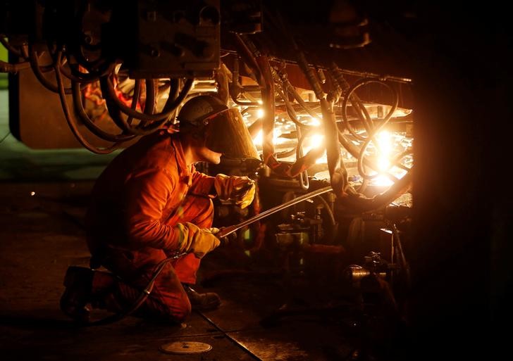 © Reuters. A technician works at the Badische Stahlwerke (BSW) steel plant in Kehl