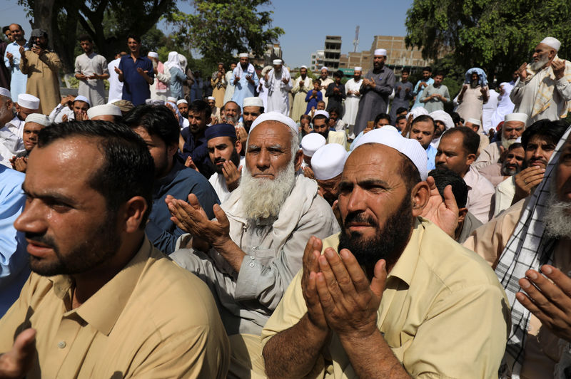 © Reuters. Partidarios del partido político y religioso Jama'at e Islami rezan durante el funeral en ausencia del expresidente egipcio Mohamed Mursi