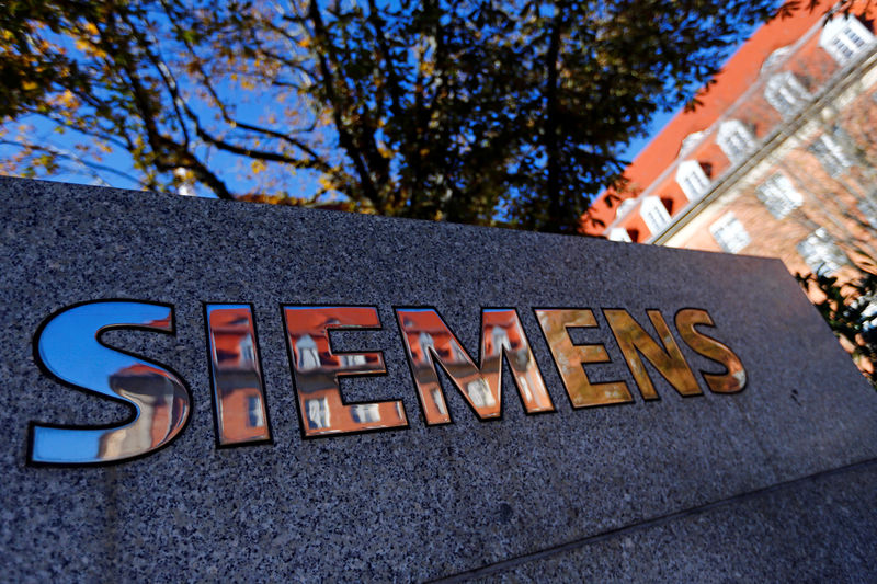 © Reuters. The Siemens logo is seen near a building in Siemensstadt in Berlin