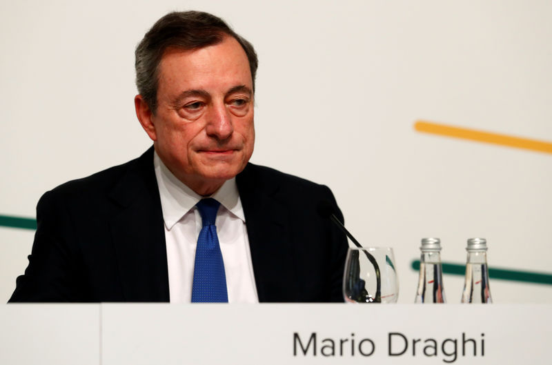 © Reuters. Марио Драги, президент Европейского центрального банка (ЕЦБ), в Вильнюсе