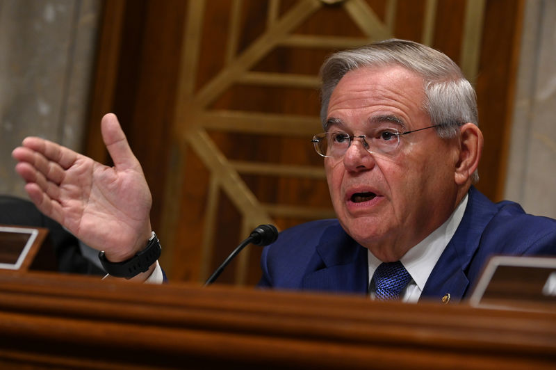 © Reuters. FILE PHOTO - Ranking member Bob Menendez (D-NJ) questions U.S. Secretary of State Mike Pompeo during a Senate foreign Relations Committee hearing on the State Department budget request in Washington