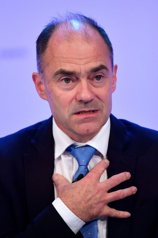 © Reuters. FILE PHOTO: Warren East, CEO of Rolls Royce, speaks at the Confederation of British Industry's (CBI) annual conference in London