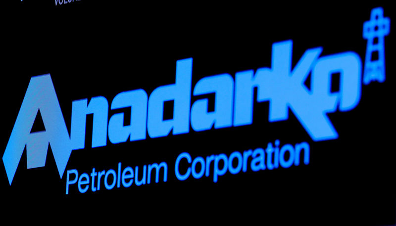 © Reuters. FILE PHOTO: The logo for Anadarko Petroleum corp. is displayed on a screen on the floor at the NYSE in New York