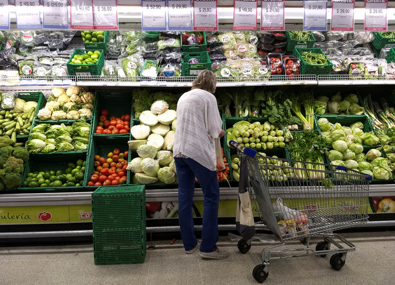 © Reuters. A woman shops in a supermarket in Buenos Aires