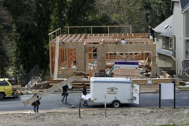 © Reuters. FILE PHOTO: Homes are seen under construction in the northwest area of Portland