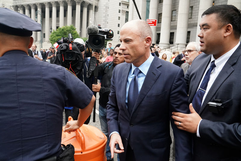 © Reuters. Lawyer Michael Avenatti runs between courthouses in the Manhattan borough of New York