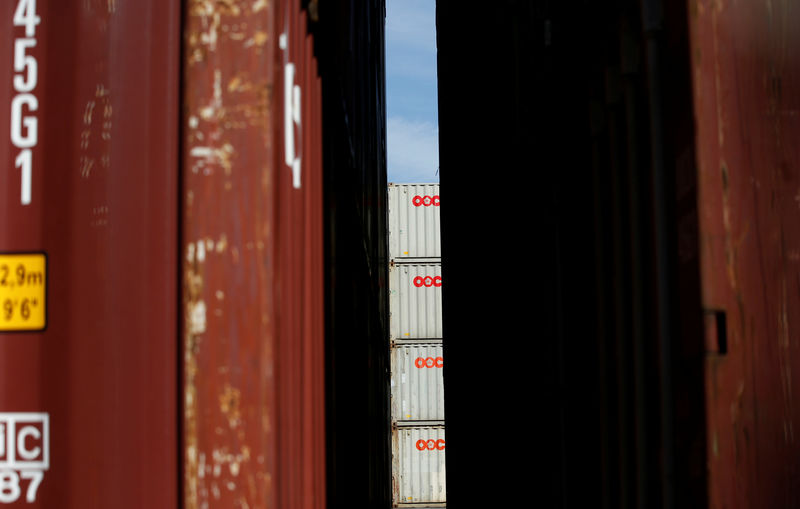 © Reuters. FILE PHOTO: Containers are pictured at an industrial port in Tokyo