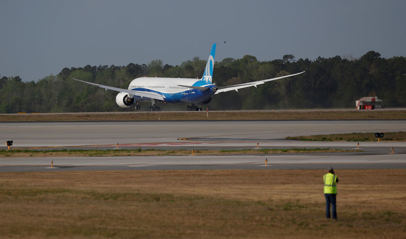 © Reuters. FILE PHOTO: A photographer takes a photo during the first flight of the new Boeing 787-10 Dreamliner at the Charleston International Airport in North Charleston