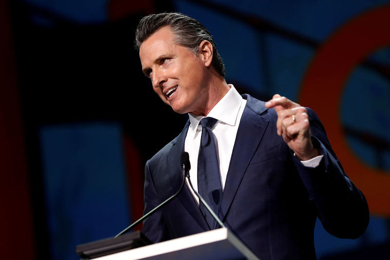 © Reuters. FILE PHOTO: California's Governor Gavin Newsom speaks during the California Democratic Convention in San Francisco