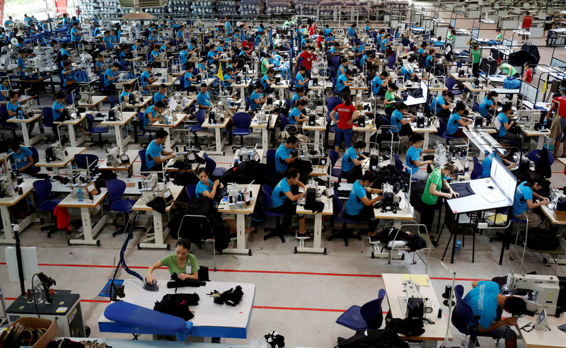 © Reuters. FILE PHOTO: Labourers work at Maxport garment factory in Thai Binh province