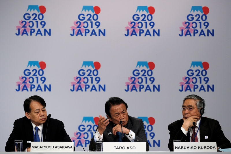 © Reuters. FILE PHOTO:  Japanese Vice Minster of Finance Asakawa, Finance Minister Aso, and Bank of Japan Governor Kuroda hold a news conference at the IMF and World Bank's 2019 Annual Spring Meetings, in Washington