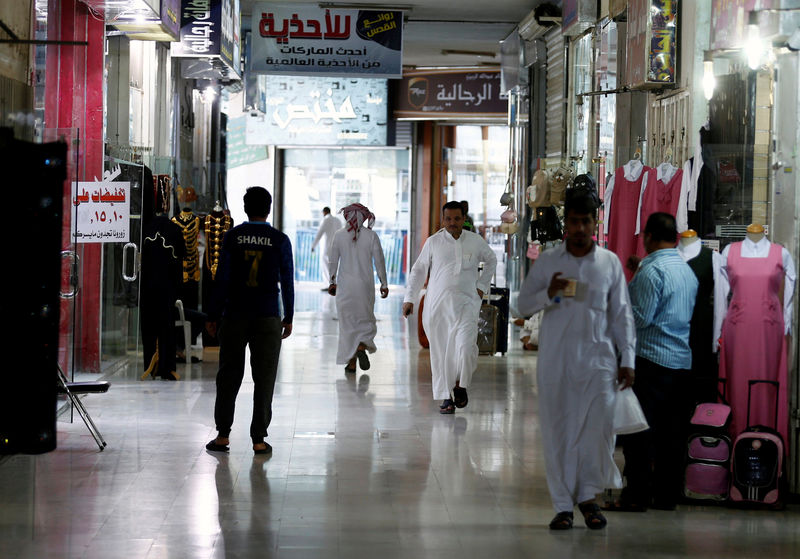 © Reuters. تراجع أسعار المستهلكين بالسعودية على أساس سنوي في مايو للشهر الخامس