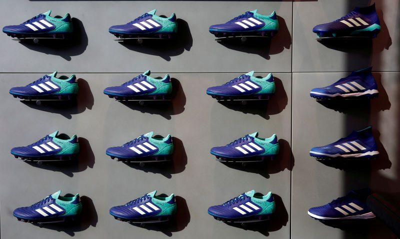 © Reuters. FOTO DE ARCHIVO: Las zapatillas de fútbol Adidas se exhiben en la tienda de fútbol KAMO en Tokio