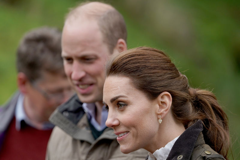 © Reuters. La comitiva del príncipe Guillermo y Kate atropella a una anciana en Inglaterra