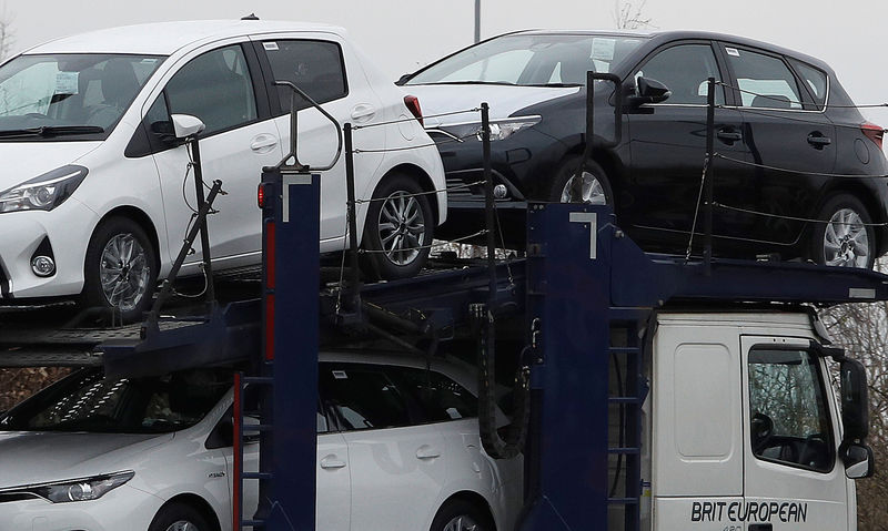 © Reuters. FILE PHOTO: New Toyota cars are transported from their manufacturing facility in Burnaston