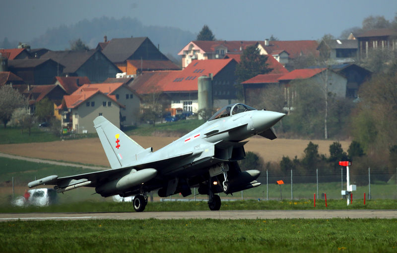 © Reuters. FILE PHOTO: A Eurofighter Typhoon jet lands after tests in Payerne