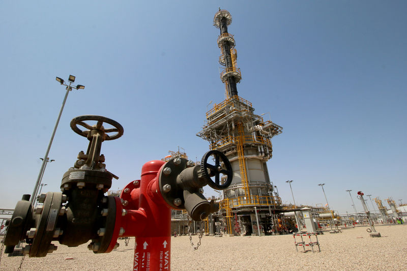 © Reuters. Una veduta del giacimento West Qurna-1 gestito dalla ExxonMobil, vicino a Bassora, in Iraq