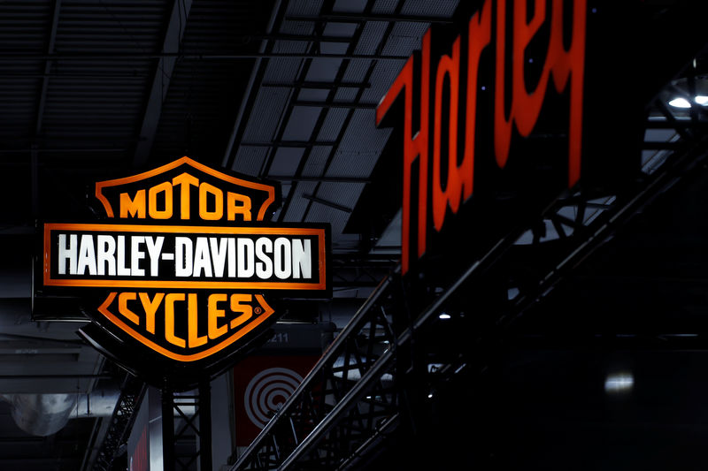 © Reuters. FILE PHOTO: A Harley-Davidson Inc. logo is seen at the Paris auto show in Paris