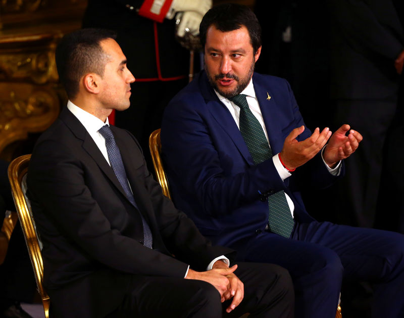 © Reuters. Il Ministro degli Interni Matteo Salvini e Il Ministro del Lavoro e delle politiche sociali  Luigi Di Maio