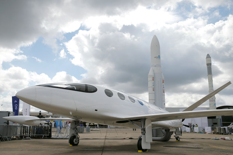 © Reuters. Israeli Eviation Alice electric aircraft  is seen on static display, at the eve of the opening of the 53rd International Paris Air Show at Le Bourget Airport near Paris