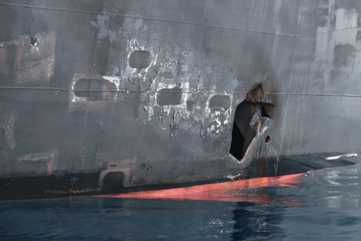 © Reuters. البحرية الأمريكية: شظايا ألغام ومغناطيس تشير لضلوع إيران في هجوم على ناقلة بالخليج