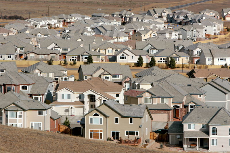 © Reuters. A view of a neighborhood in the town of Superior, Colorado, a Denver suburb February 27, 2006. Sales..