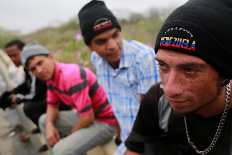 © Reuters. Migrantes venezuelanos esperam para atravessar fronteira do Peru com o Equador