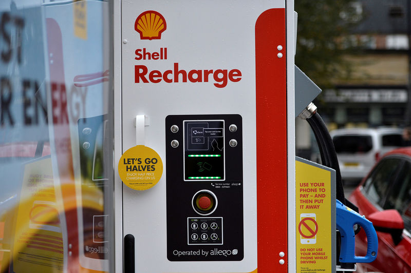 © Reuters. FILE PHOTO: Electric car charging points at the Holloway Road Shell station where Shell is launching its first fast electric vehicle charging station in London