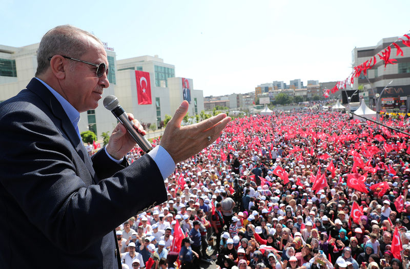 © Reuters. أردوغان يتعهد ببذل جهود لمحاكمة الحكومة المصرية بشأن وفاة مرسي