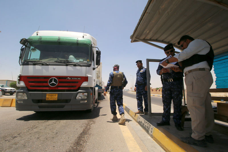 © Reuters. إجلاء العاملين مع سقوط صاروخ قرب شركات نفط أجنبية بالعراق